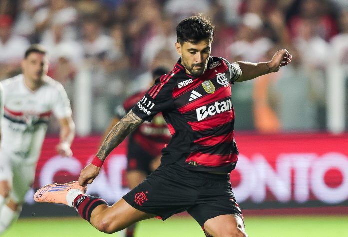 Arrascaeta chuta pra marcar o 1º gol do Flamengo no empate contra o São Paulo - FOTO: Gilvan de Souza / Flamengo