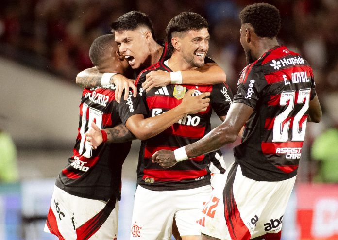 Arrascaeta comemora seu golaço de falta com jogadores do Flamengo - FOTO: Gilvan de Souza / Flamengo