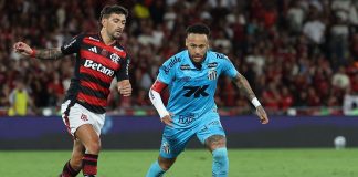 Arrascaeta chega na marcação de Neymar na vitória do Flamengo sobre o Santos - FOTO: Gilvan de Souza / Flamengo
