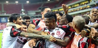 Bruno Henrique comemora com jogadores mais um gol do Flamengo na goleada sobre o Sport em Pernambuco - FOTO: Gilvan de Souza / Flamengo