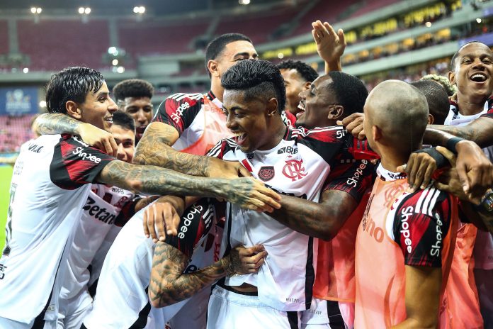 Bruno Henrique comemora com jogadores mais um gol do Flamengo na goleada sobre o Sport em Pernambuco - FOTO: Gilvan de Souza / Flamengo