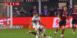 Carrascal chega limpo na bola, Luciano faz cena e árbitro amarela o meia do Flamengo
