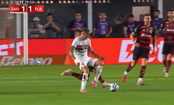 Carrascal chega limpo na bola, Luciano faz cena e árbitro amarela o meia do Flamengo
