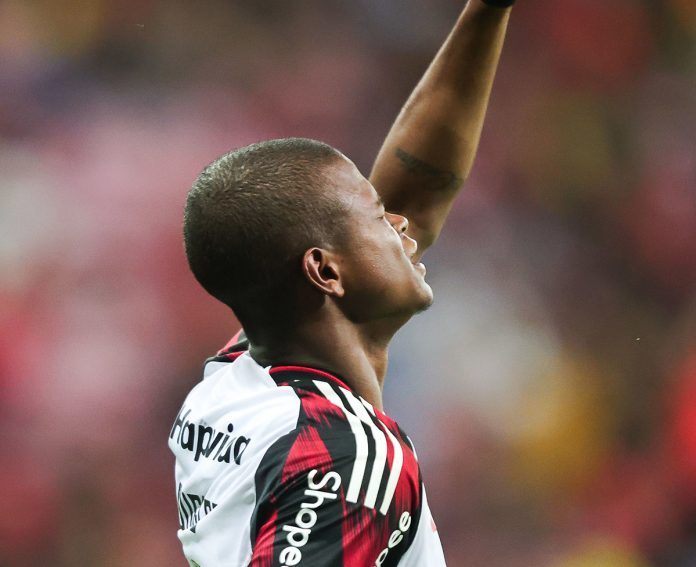 Douglas Telles entra e em menos de 1 minuto em campo, marca seu 1º gol pelos profissionais - Foto: Gilvan de Souza / Flamengo