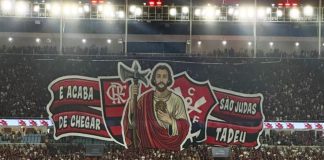 Mosaico em homenagem ao Apolinho na vitória do Flamengo sobre o Bragantino - Foto: Adriano Fontes / Flamengo