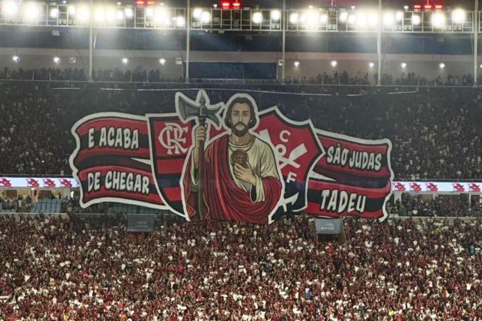 E-acaba-de-chegar-sao-judas-tadeu-221125-2 Mosaico em homenagem ao Apolinho na vitória do Flamengo sobre o Bragantino - Foto: Adriano Fontes / Flamengo