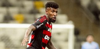 Emerson Royal em campo pelo Flamengo no empate contra o Atlético-MG - Foto: Adriano Fontes / Flamengo