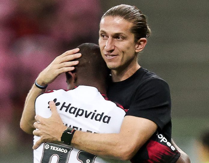 Filipe Luís comemora com Douglas Telles o 1º gol do jovem jogador pelos profissionais do Flamengo - Foto: Gilvan de Souza / Flamengo