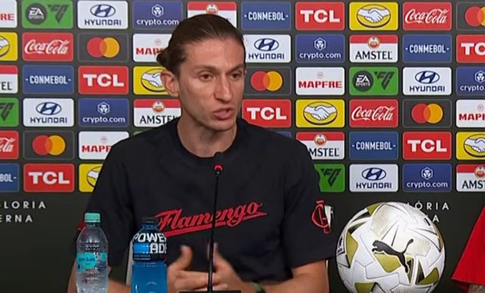 Filipe Luís em entrevista coletiva na véspera da final da Copa Libertadores 2025