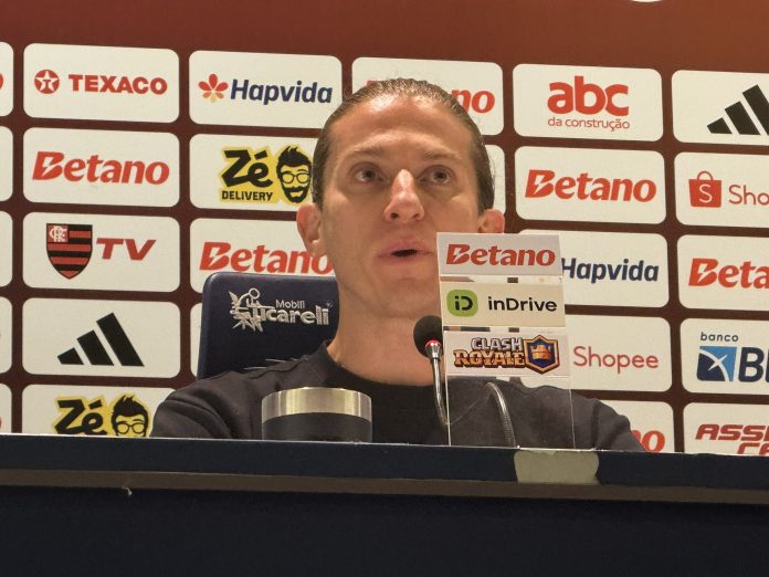 Filipe Luís em entrevista coletiva após derrota do Flamengo para o Fluminense - FOTO: Raísa Simplício