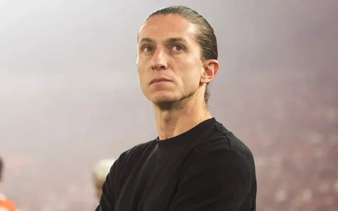 Filipe Luís em campo comandando o Flamengo