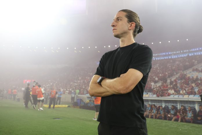 Filipe Luís comandando o Flamengo na vitória sobre o Sport no Maracanã