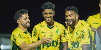 Gabriel comemora com jogadores do Mirassol, seu gol contra o Palmeiras