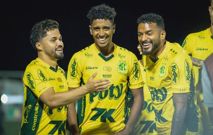Gabriel comemora com jogadores do Mirassol, seu gol contra o Palmeiras