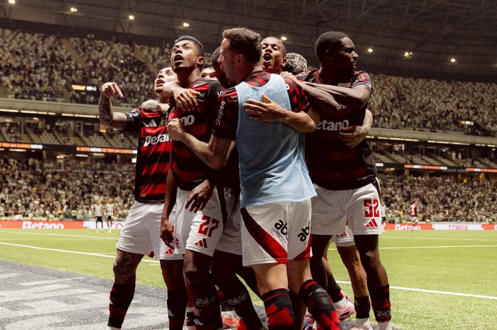 Jogadores do Flamengo comemoram o gol do Flamengo no empate contra o Atlético-MG - Foto: Adriano Fontes / Flamengo