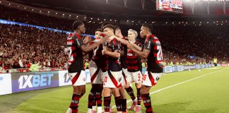 Jogadores comemoram o 1º gol do Flamengo na vitória sobre o Bragantino - Foto: Adriano Fontes / Flamengo