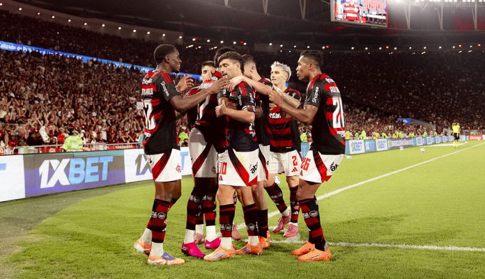 Jogadores comemoram o 1º gol do Flamengo na vitória sobre o Bragantino - Foto: Adriano Fontes / Flamengo