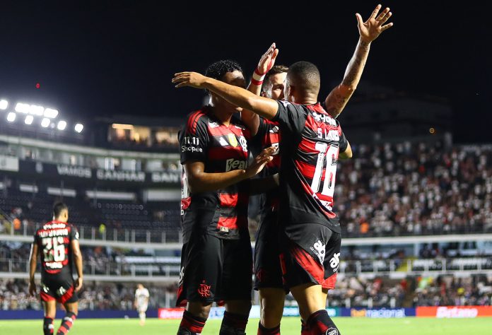 Jogadores comemoram com Samuel Lino o 2º gol do Flamengo contra o São Paulo - Foto: Gilvan de Souza / Flamengo