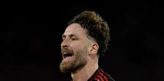Léo Pereira comemora o 1º gol do Flamengo na vitória sobre o Santos