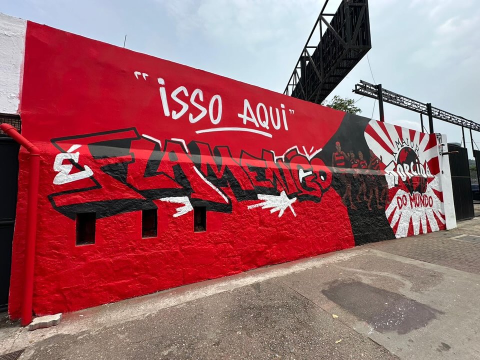 Muro da Gávea com pinturas de artistas e ídolos ligados ao Flamengo - FOTO: Leo José / Coluna Fla