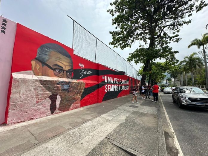 Muro da Gávea com pinturas de artistas e ídolos ligados ao Flamengo - FOTO: Leo José / Coluna Fla
