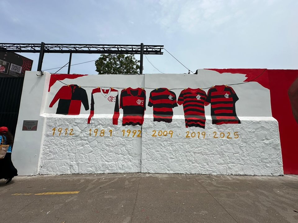 Muro da Gávea com pinturas de artistas e ídolos ligados ao Flamengo - FOTO: Leo José / Coluna Fla