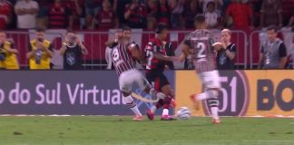 Thiago Silva chuta Bruno Henrique claramente e o VAR ignora