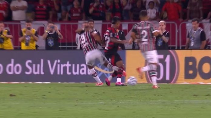 Thiago Silva chuta Bruno Henrique claramente e o VAR ignora