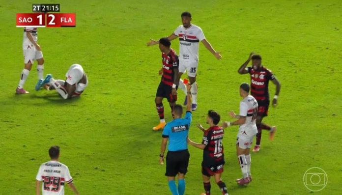 Gonzalo Plata é expulso no empate do Flamengo contra o São Paulo