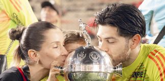 Rossi, sua esposa e seu filho com a Taça Libertadores da América conquistada pelo Flamengo - Foto: Adriano Fontes / Flamengo