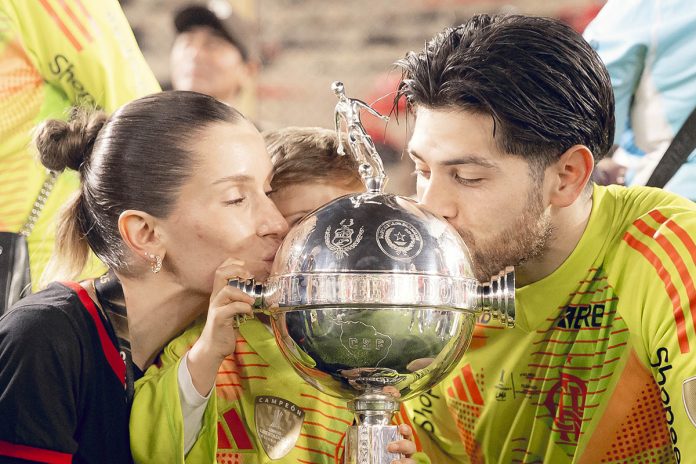 Rossi, sua esposa e seu filho com a Taça Libertadores da América conquistada pelo Flamengo - Foto: Adriano Fontes / Flamengo