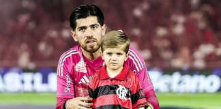 Rossi entrou em campo com o filho, com a camisa retrô dos anos 90 e luva - FOTO: Gilvan de Souza / Flamengo