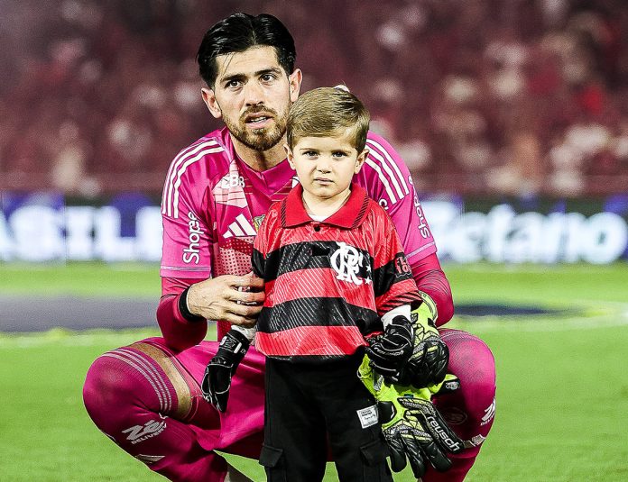 Rossi entrou em campo com o filho, com a camisa retrô dos anos 90 e luva - FOTO: Gilvan de Souza / Flamengo