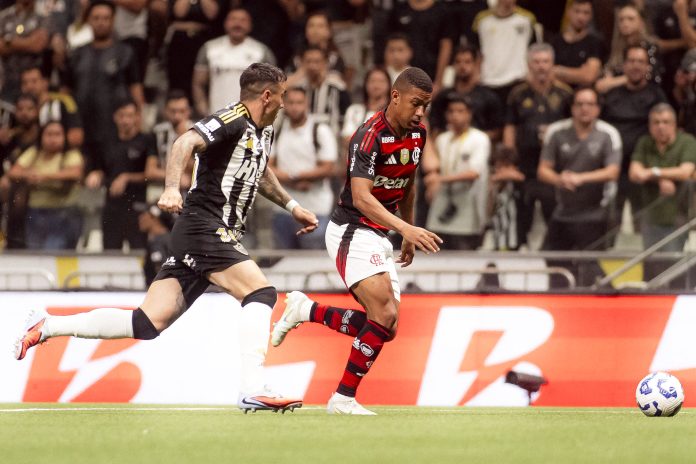 Samuel Lino em campo pelo Flamengo no empate contra o Atlético-MG - Foto: Adriano Fontes / Flamengo