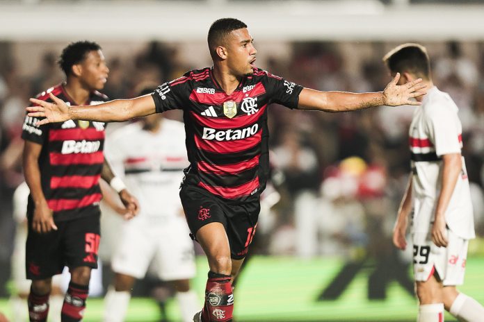Samuel Lino marca o 2º gol do Flamengo no empate contra o São Paulo - FOTO: Gilvan de Souza / Flamengo