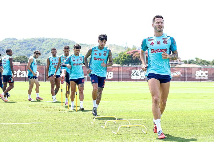 Saúl, Pulgar, Arrascaeta e demais jogadores do Flamengo em treino no Ninho do Urubu - FOTO: Gilvan de Souza / Flamengo