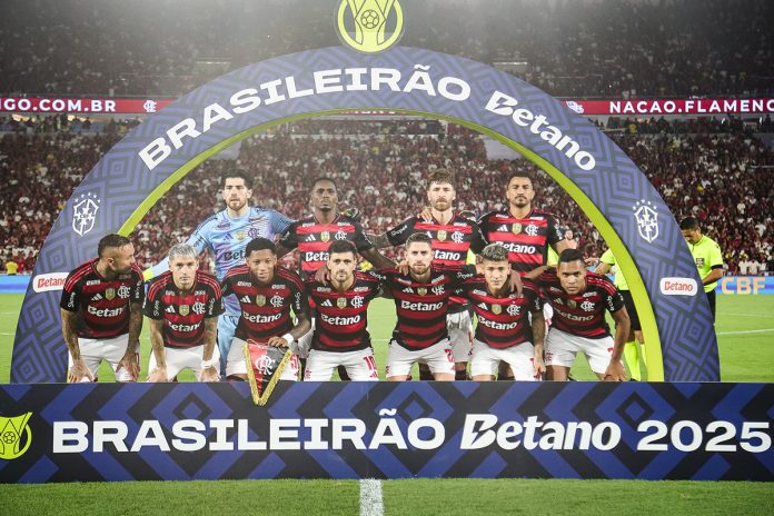 Time do Flamengo em campo antes da vitória sobre o Bragantino - Foto: Gilvan de Souza / Flamengo