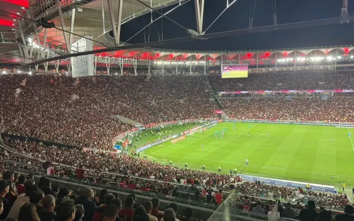 Nação Rubro-Negra lota o Maracanã na vitória do Flamengo sobre o Santos - FOTO: Mauricio Luz / Lance