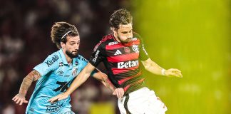 Vinã disputa a jogada com Lautaro Díaz na vitória do Flamengo sobre o Santos - FOTO: Gilvan de Souza / Flamengo