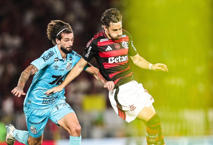 Vinã disputa a jogada com Lautaro Díaz na vitória do Flamengo sobre o Santos - FOTO: Gilvan de Souza / Flamengo