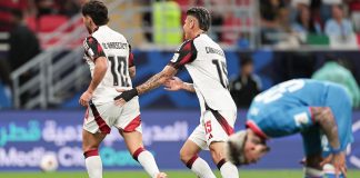 Ao lado de Carrascal, Arrascaeta comemora o 1º gol do Flamengo na vitória sobre o Cruz Azul - Foto: Adriano Fontes / Flamengo