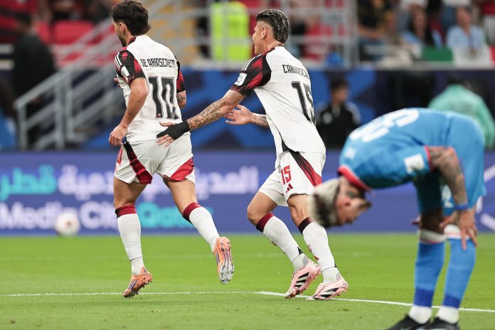 Ao lado de Carrascal, Arrascaeta comemora o 1º gol do Flamengo na vitória sobre o Cruz Azul - Foto: Adriano Fontes / Flamengo