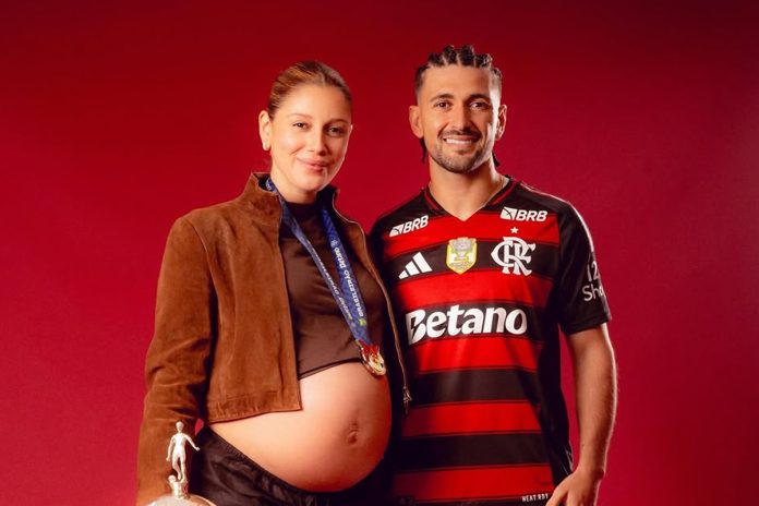Arrascaeta e sua esposa Camila, grávida do primeiro filho do casal