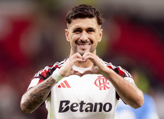 Arrascaeta comemora o 1º gol do Flamengo na vitória sobre o Cruz Azul - Foto: Adriano Fontes / Flamengo