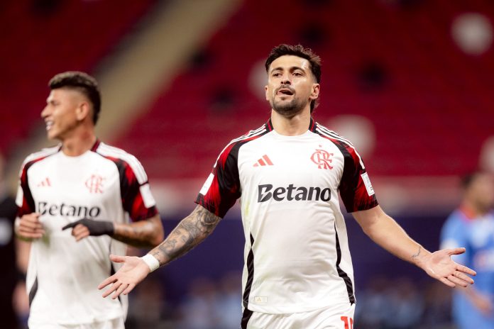 Arrascaeta comemora o 1º gol do Flamengo na vitória sobre o Cruz Azul - Foto: Adriano Fontes / Flamengo