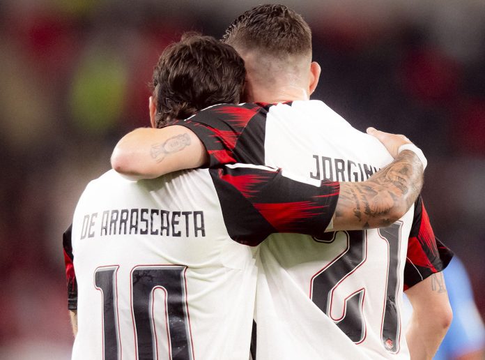 Arrascaeta e Jorginho em campo na vitória do Flamengo sobre o Cruz Azul - Foto: Adriano Fontes / Flamengo