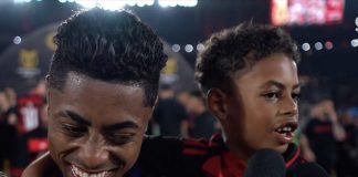 Bruno Henrique com os filhos na conquista do Eneacampeonato Brasileiro do Flamengo
