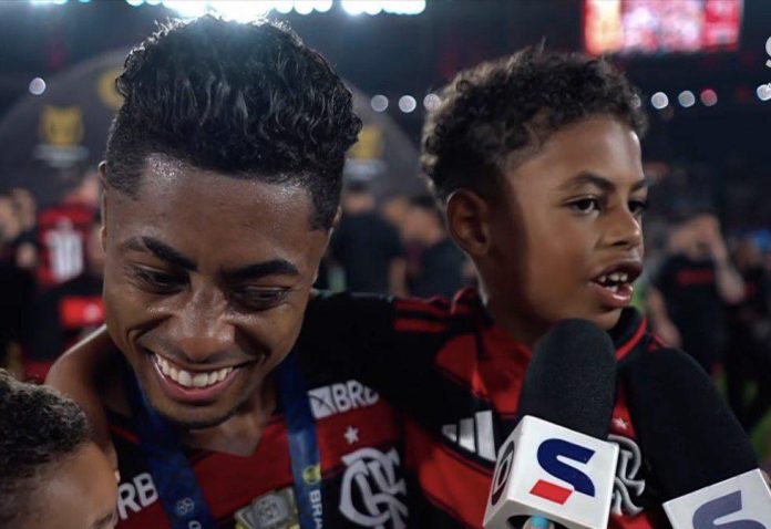 Bruno Henrique com os filhos na conquista do Eneacampeonato Brasileiro do Flamengo