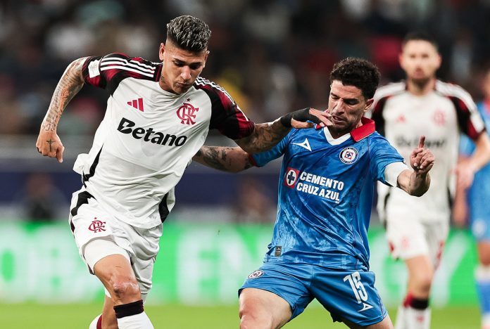 Carrascal em campo na vitória do Flamengo sobre o Cruz Azul - Foto: Gilvan de Souza / Flamengo