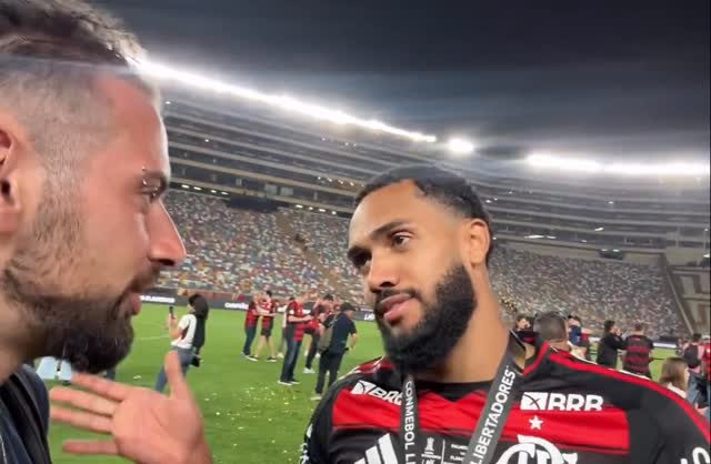 Cartolouco-Juninho-Xereca-Flamengo-Tetracampeao-Libertadores-291125 Cartolouco entrevistando o atacante Juninho Xereca após conquista do Tetracampeonato da Libertadores
